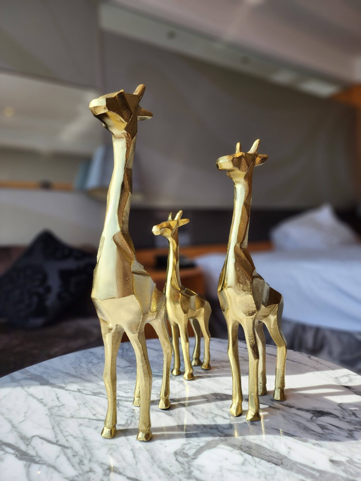 24K GOLD FINISH GIRAFFE FAMILY SHOWPIECE DECORATIVE ITEMS FOR HOME DECORATION GOLD PLATED GIRAFFE STATUE HOME/OFFICE TABLE LIVING ROOM DÉCOR (PAIR)