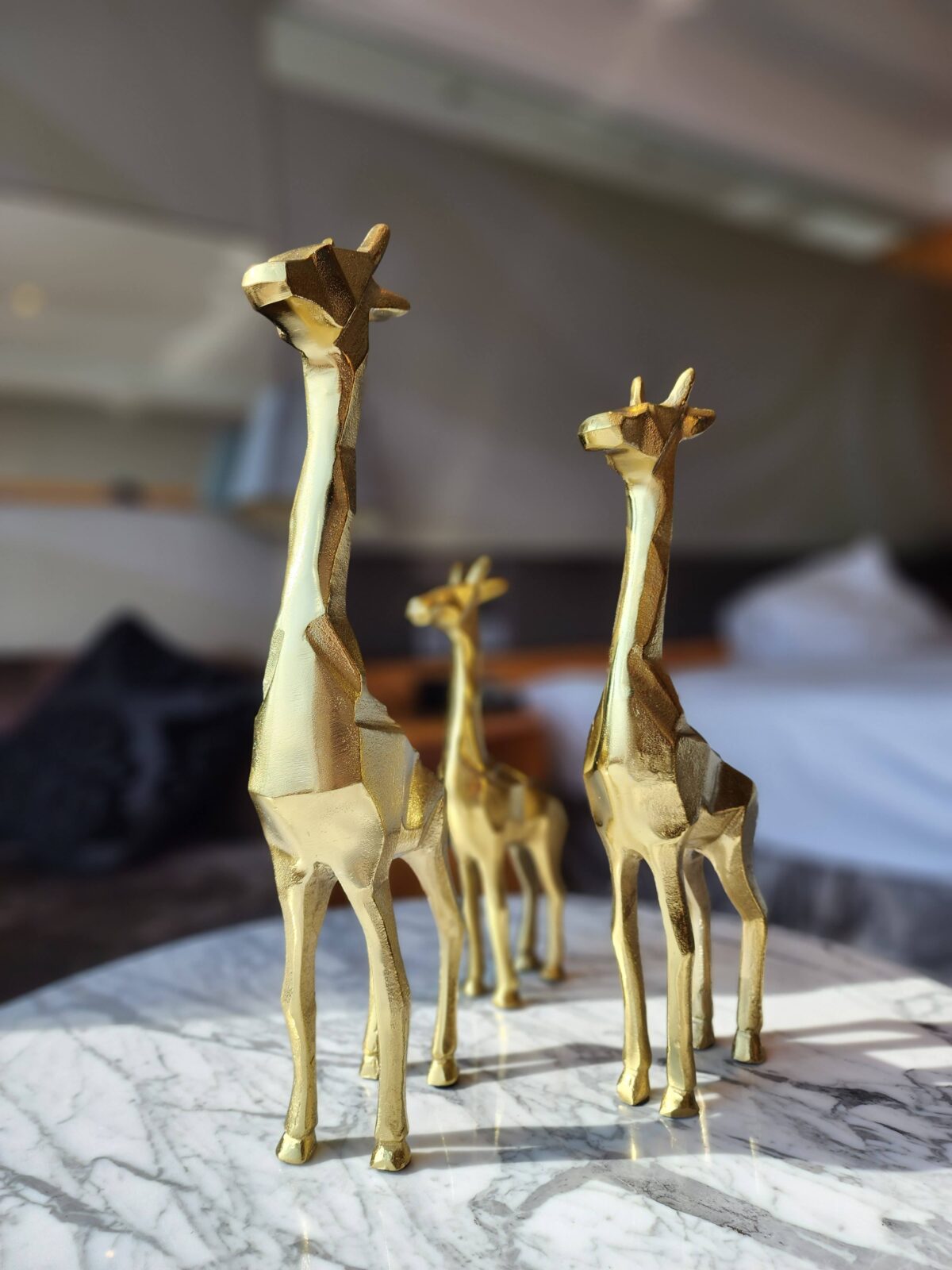 24K GOLD FINISH GIRAFFE FAMILY SHOWPIECE DECORATIVE ITEMS FOR HOME DECORATION GOLD PLATED GIRAFFE STATUE HOME/OFFICE TABLE LIVING ROOM DÉCOR (PAIR)