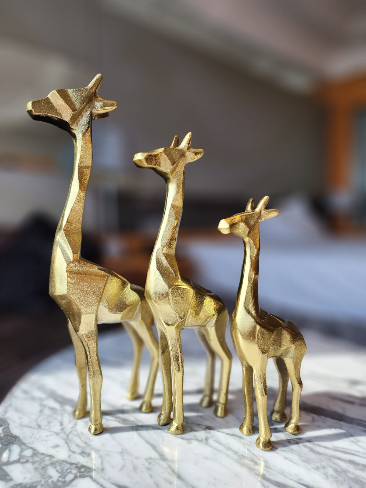 24K GOLD FINISH GIRAFFE FAMILY SHOWPIECE DECORATIVE ITEMS FOR HOME DECORATION GOLD PLATED GIRAFFE STATUE HOME/OFFICE TABLE LIVING ROOM DÉCOR (PAIR)