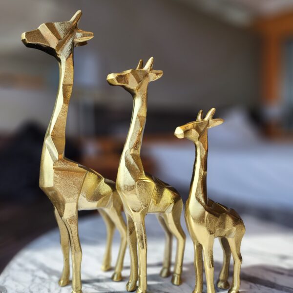 24K GOLD FINISH GIRAFFE FAMILY SHOWPIECE DECORATIVE ITEMS FOR HOME DECORATION GOLD PLATED GIRAFFE STATUE HOME/OFFICE TABLE LIVING ROOM DÉCOR (PAIR)