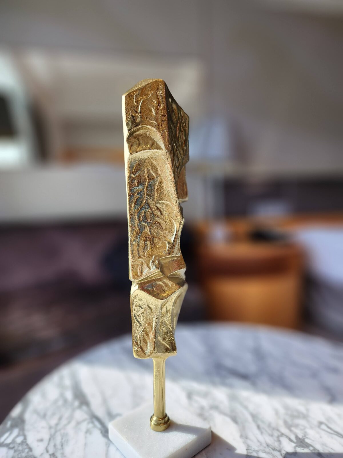 MODERN ART METAL, SLEEK LONG FACE STATUE, ANTIQUE | PREMIUM DESIGN GLOSSY SCULPTURE, INTERIOR DECORATIVE HANDICRAFT ITEMS |ROOM DECOR SHOWPIECES - GOLD & WHITE MARBLE BASE